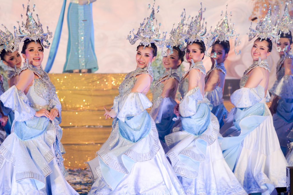 ประมวลภาพ การแข่งขันวงดนตรีลูกทุ่งดาวรุ่งเมืองกรุง ครั้งที่ 4 ชิงถ้วยพระราชทาน พระบาทสมเด็จพระเจ้าอยู่หัว และ สมเด็จพระนางเจ้าสุทิดา พัชรสุธาพิมลลักษณ พระบรมราชินี