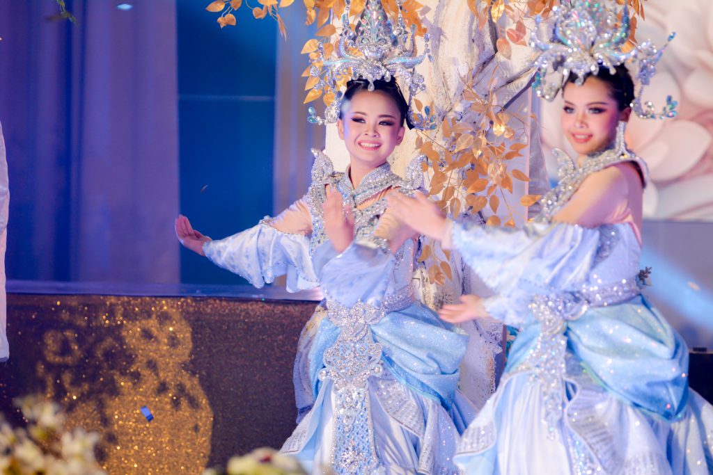 ประมวลภาพ การแข่งขันวงดนตรีลูกทุ่งดาวรุ่งเมืองกรุง ครั้งที่ 4 ชิงถ้วยพระราชทาน พระบาทสมเด็จพระเจ้าอยู่หัว และ สมเด็จพระนางเจ้าสุทิดา พัชรสุธาพิมลลักษณ พระบรมราชินี