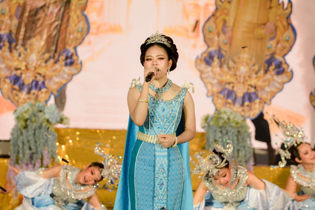 ประมวลภาพ การแข่งขันวงดนตรีลูกทุ่งดาวรุ่งเมืองกรุง ครั้งที่ 4 ชิงถ้วยพระราชทาน พระบาทสมเด็จพระเจ้าอยู่หัว และ สมเด็จพระนางเจ้าสุทิดา พัชรสุธาพิมลลักษณ พระบรมราชินี