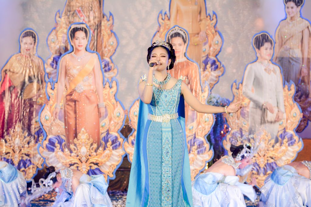 ประมวลภาพ การแข่งขันวงดนตรีลูกทุ่งดาวรุ่งเมืองกรุง ครั้งที่ 4 ชิงถ้วยพระราชทาน พระบาทสมเด็จพระเจ้าอยู่หัว และ สมเด็จพระนางเจ้าสุทิดา พัชรสุธาพิมลลักษณ พระบรมราชินี