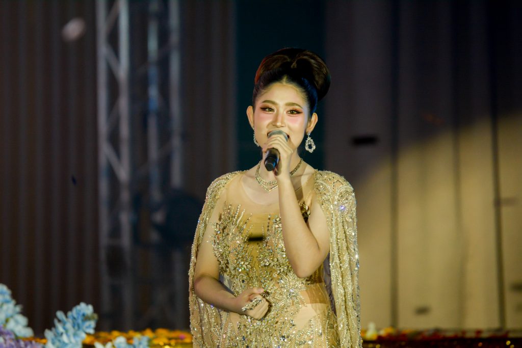 ประมวลภาพ การแข่งขันวงดนตรีลูกทุ่งดาวรุ่งเมืองกรุง ครั้งที่ 4 ชิงถ้วยพระราชทาน พระบาทสมเด็จพระเจ้าอยู่หัว และ สมเด็จพระนางเจ้าสุทิดา พัชรสุธาพิมลลักษณ พระบรมราชินี