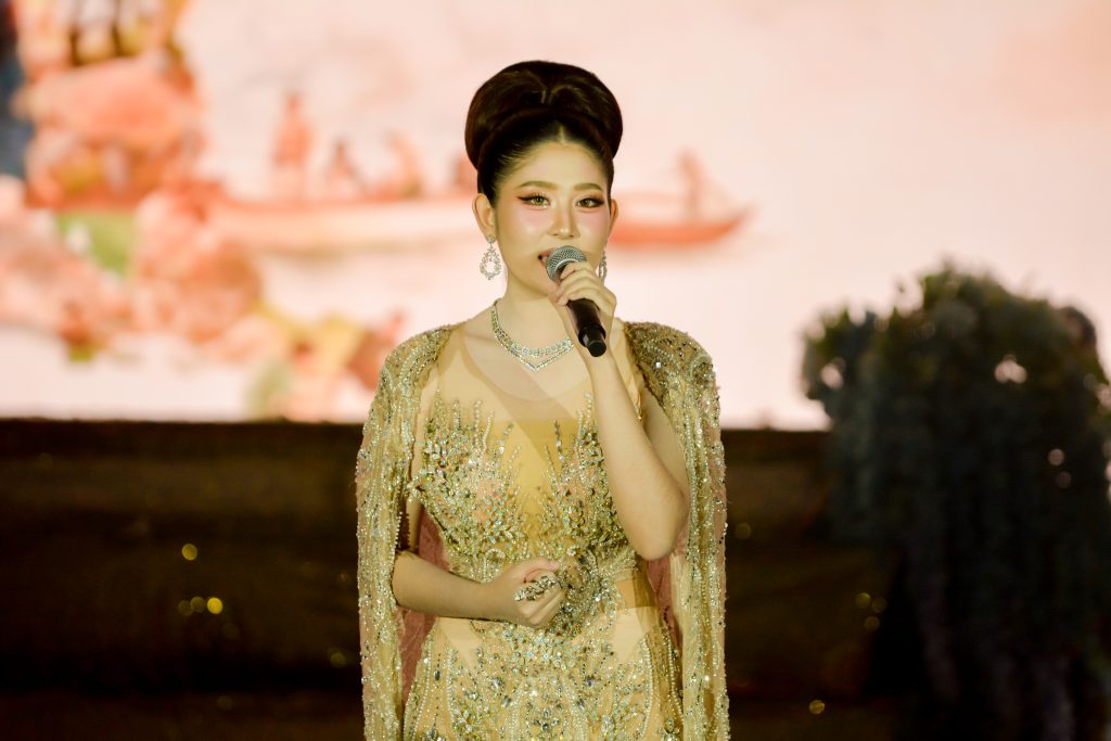 ประมวลภาพ การแข่งขันวงดนตรีลูกทุ่งดาวรุ่งเมืองกรุง ครั้งที่ 4 ชิงถ้วยพระราชทาน พระบาทสมเด็จพระเจ้าอยู่หัว และ สมเด็จพระนางเจ้าสุทิดา พัชรสุธาพิมลลักษณ พระบรมราชินี