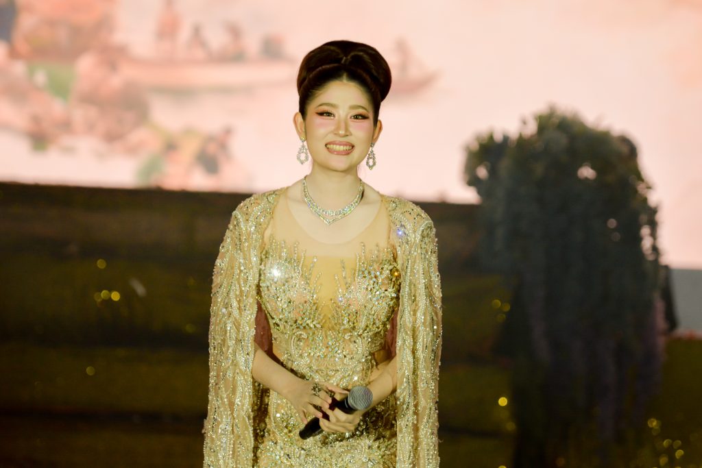 ประมวลภาพ การแข่งขันวงดนตรีลูกทุ่งดาวรุ่งเมืองกรุง ครั้งที่ 4 ชิงถ้วยพระราชทาน พระบาทสมเด็จพระเจ้าอยู่หัว และ สมเด็จพระนางเจ้าสุทิดา พัชรสุธาพิมลลักษณ พระบรมราชินี