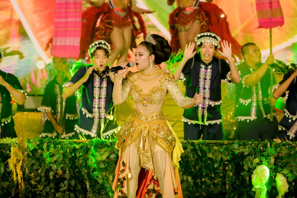 ประมวลภาพ การแข่งขันวงดนตรีลูกทุ่งดาวรุ่งเมืองกรุง ครั้งที่ 4 ชิงถ้วยพระราชทาน พระบาทสมเด็จพระเจ้าอยู่หัว และ สมเด็จพระนางเจ้าสุทิดา พัชรสุธาพิมลลักษณ พระบรมราชินี