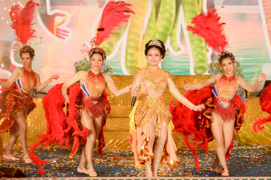 ประมวลภาพ การแข่งขันวงดนตรีลูกทุ่งดาวรุ่งเมืองกรุง ครั้งที่ 4 ชิงถ้วยพระราชทาน พระบาทสมเด็จพระเจ้าอยู่หัว และ สมเด็จพระนางเจ้าสุทิดา พัชรสุธาพิมลลักษณ พระบรมราชินี