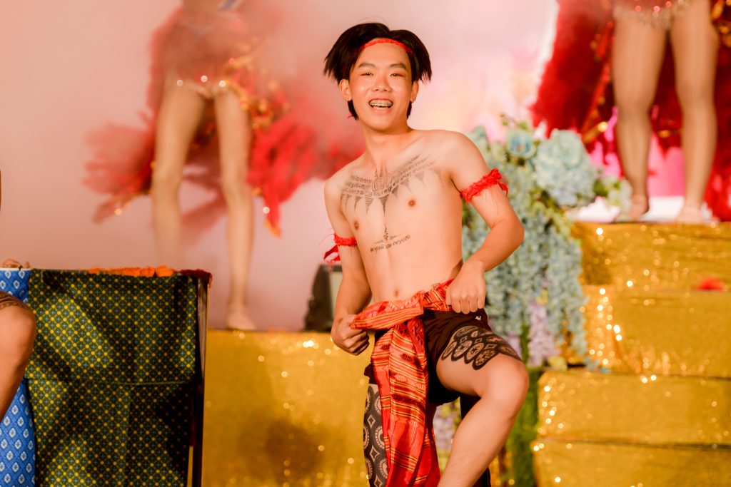 ประมวลภาพ การแข่งขันวงดนตรีลูกทุ่งดาวรุ่งเมืองกรุง ครั้งที่ 4 ชิงถ้วยพระราชทาน พระบาทสมเด็จพระเจ้าอยู่หัว และ สมเด็จพระนางเจ้าสุทิดา พัชรสุธาพิมลลักษณ พระบรมราชินี