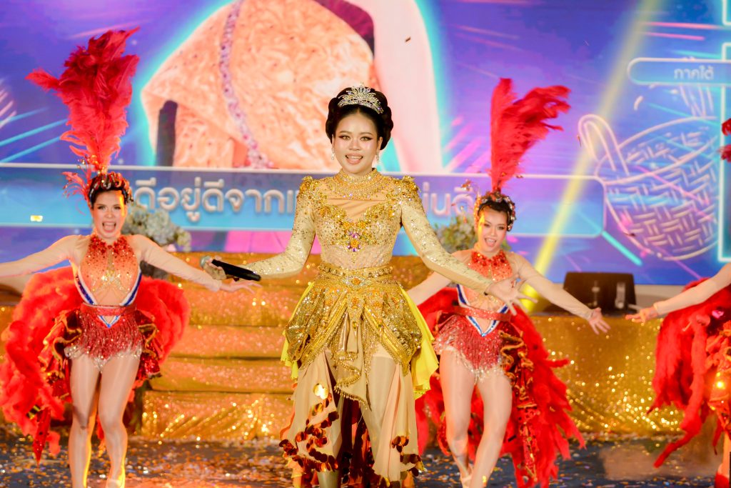 ประมวลภาพ การแข่งขันวงดนตรีลูกทุ่งดาวรุ่งเมืองกรุง ครั้งที่ 4 ชิงถ้วยพระราชทาน พระบาทสมเด็จพระเจ้าอยู่หัว และ สมเด็จพระนางเจ้าสุทิดา พัชรสุธาพิมลลักษณ พระบรมราชินี
