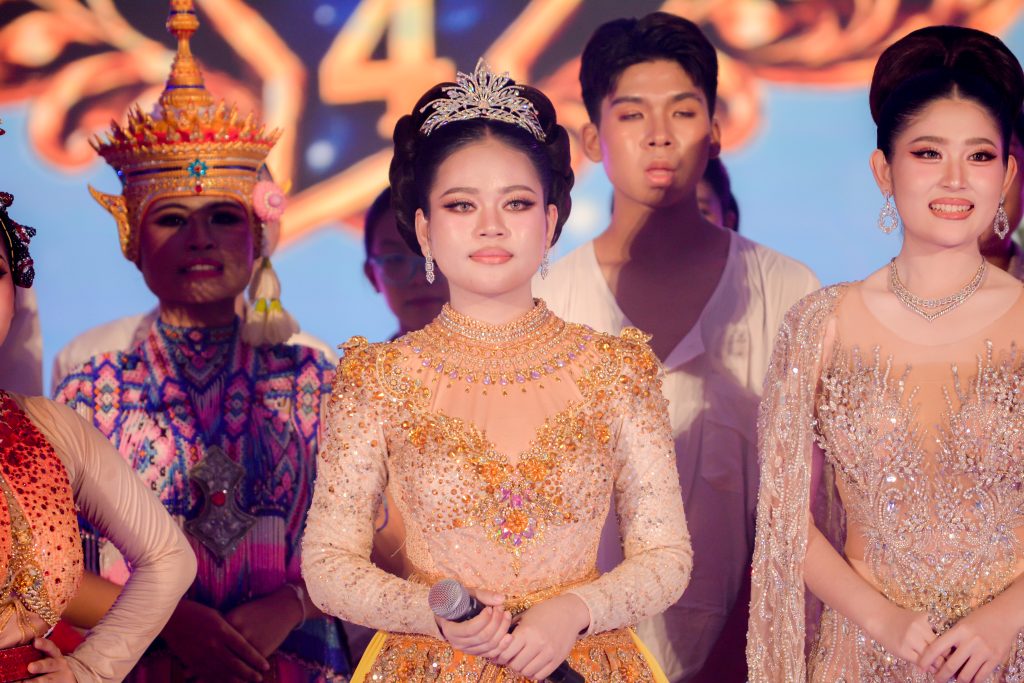 ประมวลภาพ การแข่งขันวงดนตรีลูกทุ่งดาวรุ่งเมืองกรุง ครั้งที่ 4 ชิงถ้วยพระราชทาน พระบาทสมเด็จพระเจ้าอยู่หัว และ สมเด็จพระนางเจ้าสุทิดา พัชรสุธาพิมลลักษณ พระบรมราชินี