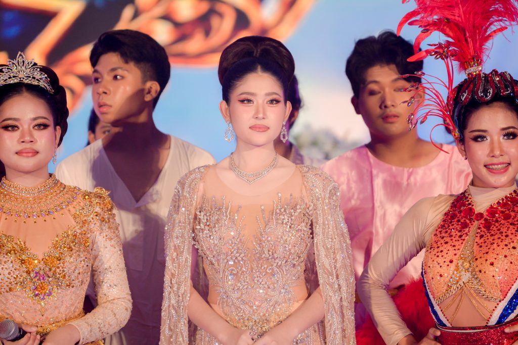 ประมวลภาพ การแข่งขันวงดนตรีลูกทุ่งดาวรุ่งเมืองกรุง ครั้งที่ 4 ชิงถ้วยพระราชทาน พระบาทสมเด็จพระเจ้าอยู่หัว และ สมเด็จพระนางเจ้าสุทิดา พัชรสุธาพิมลลักษณ พระบรมราชินี