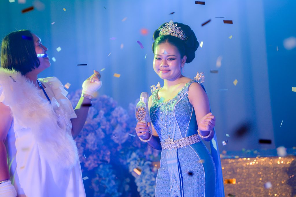 ประมวลภาพ การแข่งขันวงดนตรีลูกทุ่งดาวรุ่งเมืองกรุง ครั้งที่ 4 ชิงถ้วยพระราชทาน พระบาทสมเด็จพระเจ้าอยู่หัว และ สมเด็จพระนางเจ้าสุทิดา พัชรสุธาพิมลลักษณ พระบรมราชินี