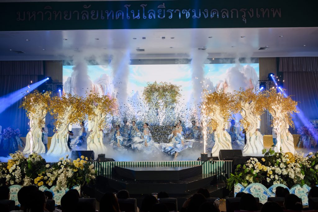 ประมวลภาพ การแข่งขันวงดนตรีลูกทุ่งดาวรุ่งเมืองกรุง ครั้งที่ 4 ชิงถ้วยพระราชทาน พระบาทสมเด็จพระเจ้าอยู่หัว และ สมเด็จพระนางเจ้าสุทิดา พัชรสุธาพิมลลักษณ พระบรมราชินี
