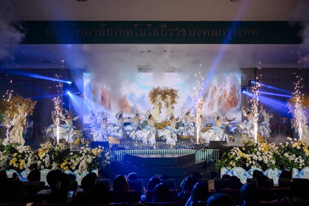 ประมวลภาพ การแข่งขันวงดนตรีลูกทุ่งดาวรุ่งเมืองกรุง ครั้งที่ 4 ชิงถ้วยพระราชทาน พระบาทสมเด็จพระเจ้าอยู่หัว และ สมเด็จพระนางเจ้าสุทิดา พัชรสุธาพิมลลักษณ พระบรมราชินี