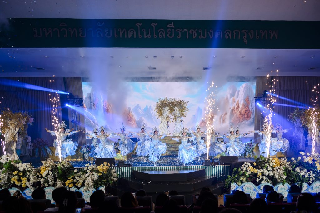 ประมวลภาพ การแข่งขันวงดนตรีลูกทุ่งดาวรุ่งเมืองกรุง ครั้งที่ 4 ชิงถ้วยพระราชทาน พระบาทสมเด็จพระเจ้าอยู่หัว และ สมเด็จพระนางเจ้าสุทิดา พัชรสุธาพิมลลักษณ พระบรมราชินี