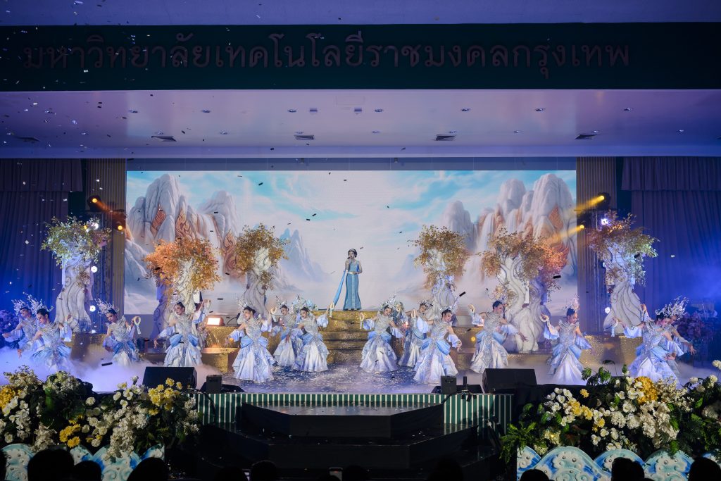 ประมวลภาพ การแข่งขันวงดนตรีลูกทุ่งดาวรุ่งเมืองกรุง ครั้งที่ 4 ชิงถ้วยพระราชทาน พระบาทสมเด็จพระเจ้าอยู่หัว และ สมเด็จพระนางเจ้าสุทิดา พัชรสุธาพิมลลักษณ พระบรมราชินี
