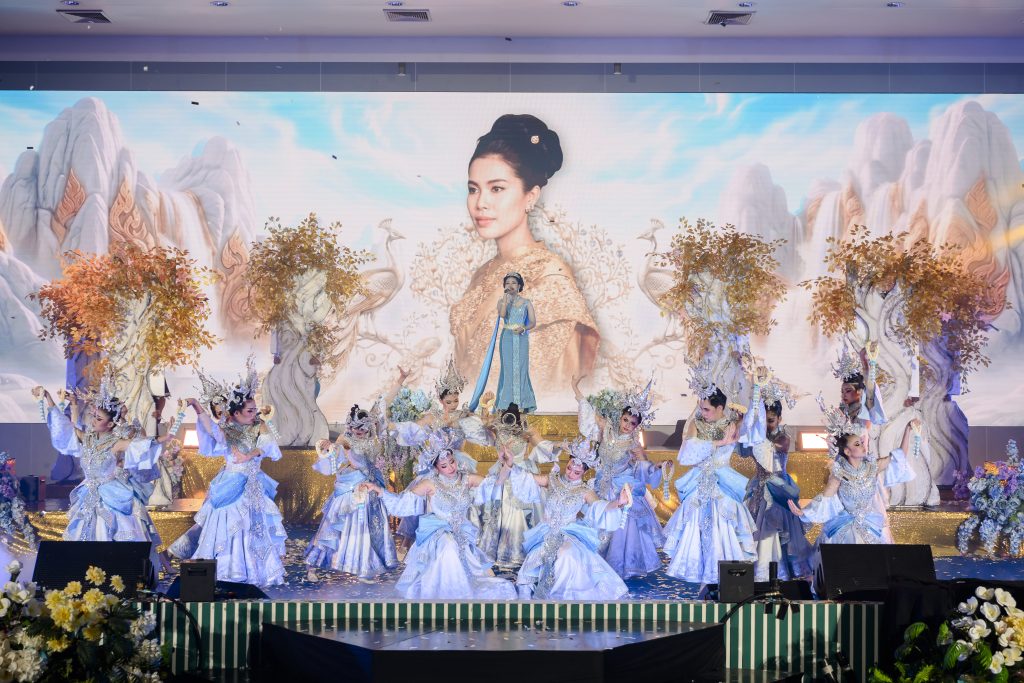 ประมวลภาพ การแข่งขันวงดนตรีลูกทุ่งดาวรุ่งเมืองกรุง ครั้งที่ 4 ชิงถ้วยพระราชทาน พระบาทสมเด็จพระเจ้าอยู่หัว และ สมเด็จพระนางเจ้าสุทิดา พัชรสุธาพิมลลักษณ พระบรมราชินี