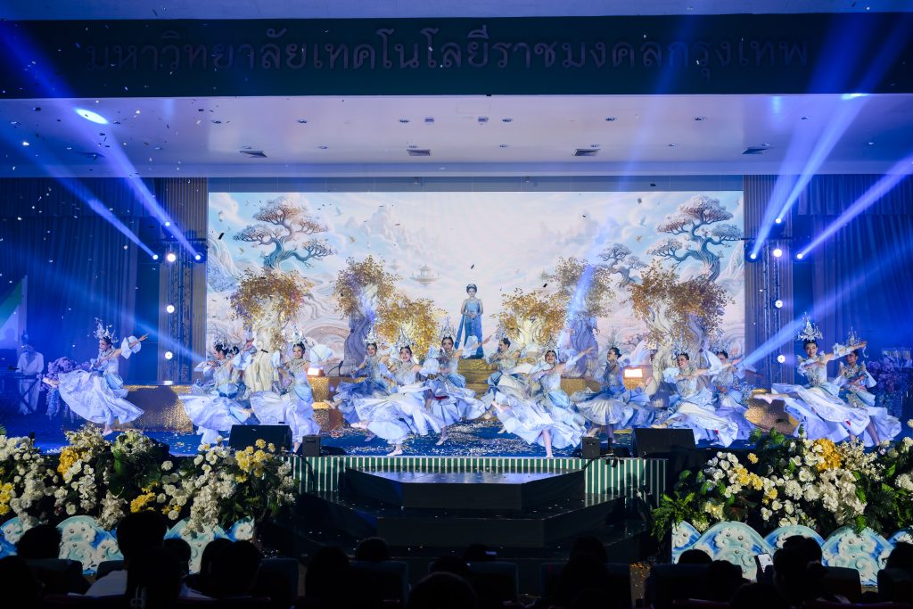 ประมวลภาพ การแข่งขันวงดนตรีลูกทุ่งดาวรุ่งเมืองกรุง ครั้งที่ 4 ชิงถ้วยพระราชทาน พระบาทสมเด็จพระเจ้าอยู่หัว และ สมเด็จพระนางเจ้าสุทิดา พัชรสุธาพิมลลักษณ พระบรมราชินี