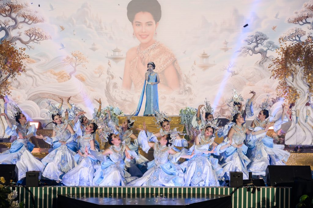 ประมวลภาพ การแข่งขันวงดนตรีลูกทุ่งดาวรุ่งเมืองกรุง ครั้งที่ 4 ชิงถ้วยพระราชทาน พระบาทสมเด็จพระเจ้าอยู่หัว และ สมเด็จพระนางเจ้าสุทิดา พัชรสุธาพิมลลักษณ พระบรมราชินี