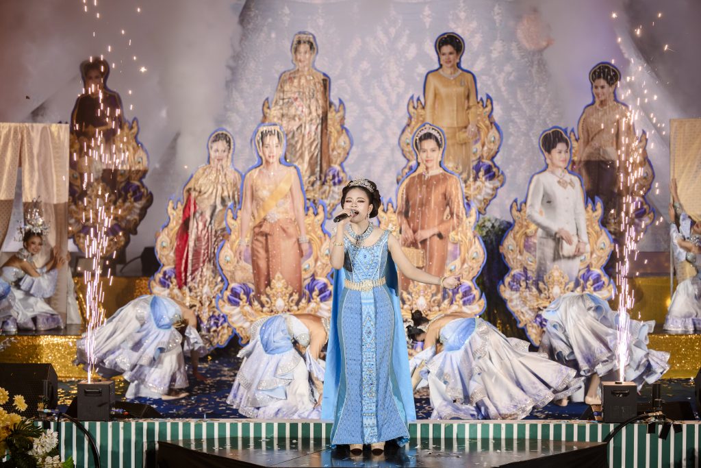 ประมวลภาพ การแข่งขันวงดนตรีลูกทุ่งดาวรุ่งเมืองกรุง ครั้งที่ 4 ชิงถ้วยพระราชทาน พระบาทสมเด็จพระเจ้าอยู่หัว และ สมเด็จพระนางเจ้าสุทิดา พัชรสุธาพิมลลักษณ พระบรมราชินี