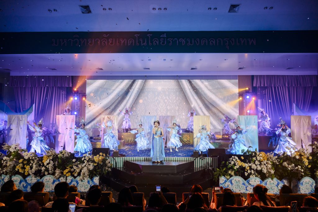 ประมวลภาพ การแข่งขันวงดนตรีลูกทุ่งดาวรุ่งเมืองกรุง ครั้งที่ 4 ชิงถ้วยพระราชทาน พระบาทสมเด็จพระเจ้าอยู่หัว และ สมเด็จพระนางเจ้าสุทิดา พัชรสุธาพิมลลักษณ พระบรมราชินี