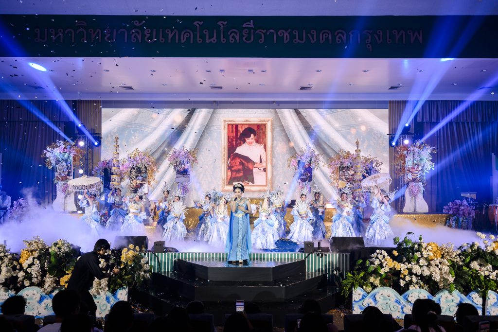 ประมวลภาพ การแข่งขันวงดนตรีลูกทุ่งดาวรุ่งเมืองกรุง ครั้งที่ 4 ชิงถ้วยพระราชทาน พระบาทสมเด็จพระเจ้าอยู่หัว และ สมเด็จพระนางเจ้าสุทิดา พัชรสุธาพิมลลักษณ พระบรมราชินี
