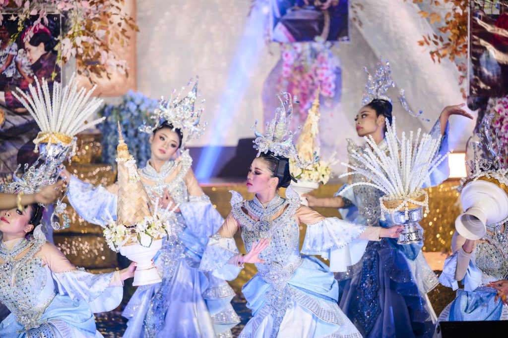 ประมวลภาพ การแข่งขันวงดนตรีลูกทุ่งดาวรุ่งเมืองกรุง ครั้งที่ 4 ชิงถ้วยพระราชทาน พระบาทสมเด็จพระเจ้าอยู่หัว และ สมเด็จพระนางเจ้าสุทิดา พัชรสุธาพิมลลักษณ พระบรมราชินี