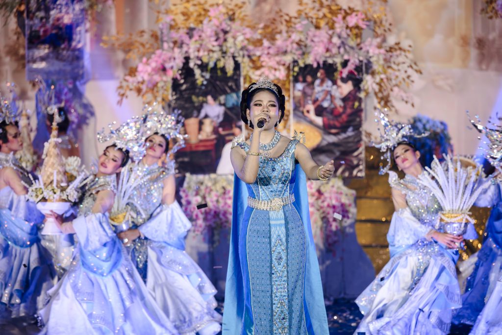 ประมวลภาพ การแข่งขันวงดนตรีลูกทุ่งดาวรุ่งเมืองกรุง ครั้งที่ 4 ชิงถ้วยพระราชทาน พระบาทสมเด็จพระเจ้าอยู่หัว และ สมเด็จพระนางเจ้าสุทิดา พัชรสุธาพิมลลักษณ พระบรมราชินี