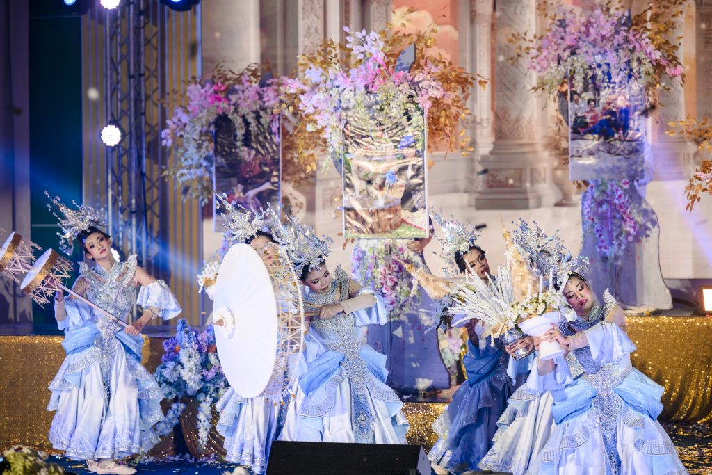 ประมวลภาพ การแข่งขันวงดนตรีลูกทุ่งดาวรุ่งเมืองกรุง ครั้งที่ 4 ชิงถ้วยพระราชทาน พระบาทสมเด็จพระเจ้าอยู่หัว และ สมเด็จพระนางเจ้าสุทิดา พัชรสุธาพิมลลักษณ พระบรมราชินี
