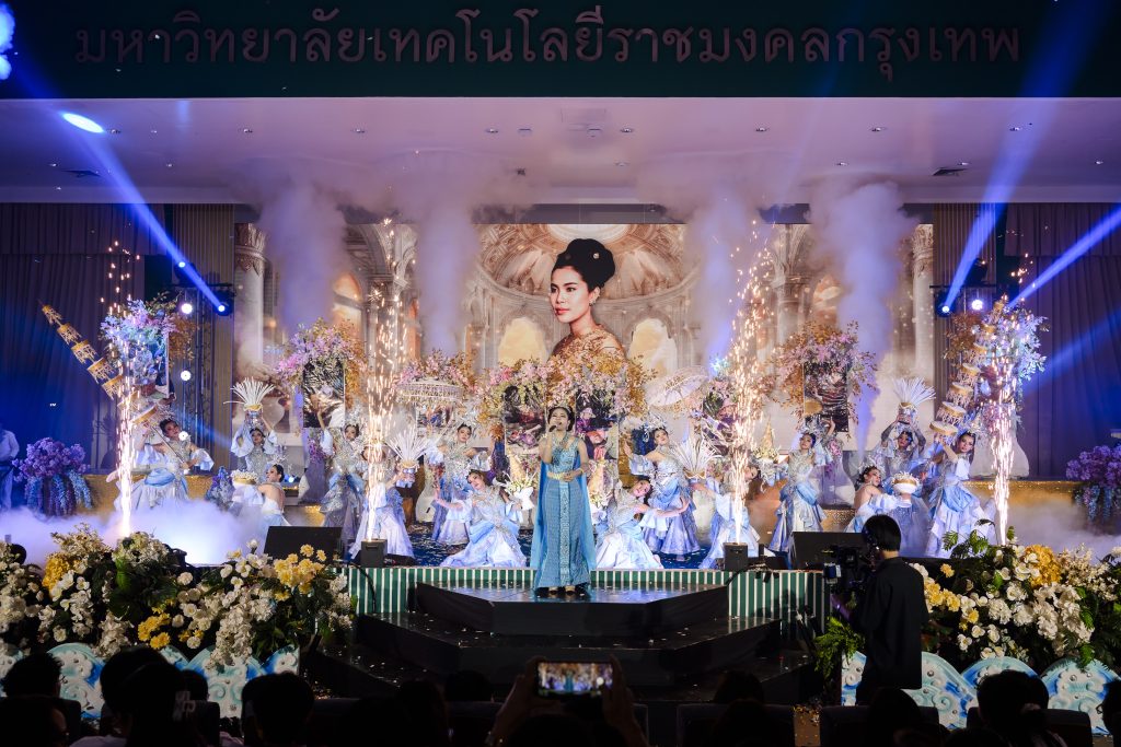 ประมวลภาพ การแข่งขันวงดนตรีลูกทุ่งดาวรุ่งเมืองกรุง ครั้งที่ 4 ชิงถ้วยพระราชทาน พระบาทสมเด็จพระเจ้าอยู่หัว และ สมเด็จพระนางเจ้าสุทิดา พัชรสุธาพิมลลักษณ พระบรมราชินี