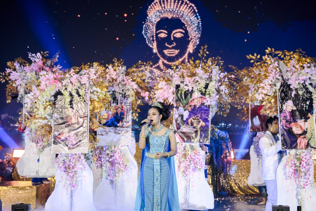 ประมวลภาพ การแข่งขันวงดนตรีลูกทุ่งดาวรุ่งเมืองกรุง ครั้งที่ 4 ชิงถ้วยพระราชทาน พระบาทสมเด็จพระเจ้าอยู่หัว และ สมเด็จพระนางเจ้าสุทิดา พัชรสุธาพิมลลักษณ พระบรมราชินี