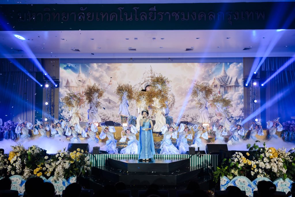 ประมวลภาพ การแข่งขันวงดนตรีลูกทุ่งดาวรุ่งเมืองกรุง ครั้งที่ 4 ชิงถ้วยพระราชทาน พระบาทสมเด็จพระเจ้าอยู่หัว และ สมเด็จพระนางเจ้าสุทิดา พัชรสุธาพิมลลักษณ พระบรมราชินี