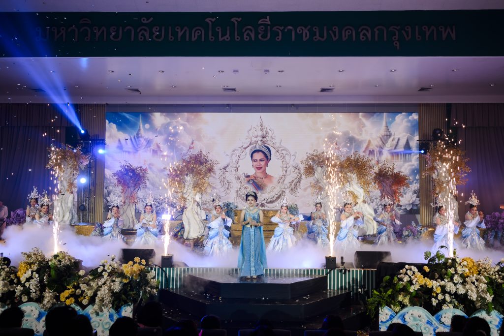 ประมวลภาพ การแข่งขันวงดนตรีลูกทุ่งดาวรุ่งเมืองกรุง ครั้งที่ 4 ชิงถ้วยพระราชทาน พระบาทสมเด็จพระเจ้าอยู่หัว และ สมเด็จพระนางเจ้าสุทิดา พัชรสุธาพิมลลักษณ พระบรมราชินี