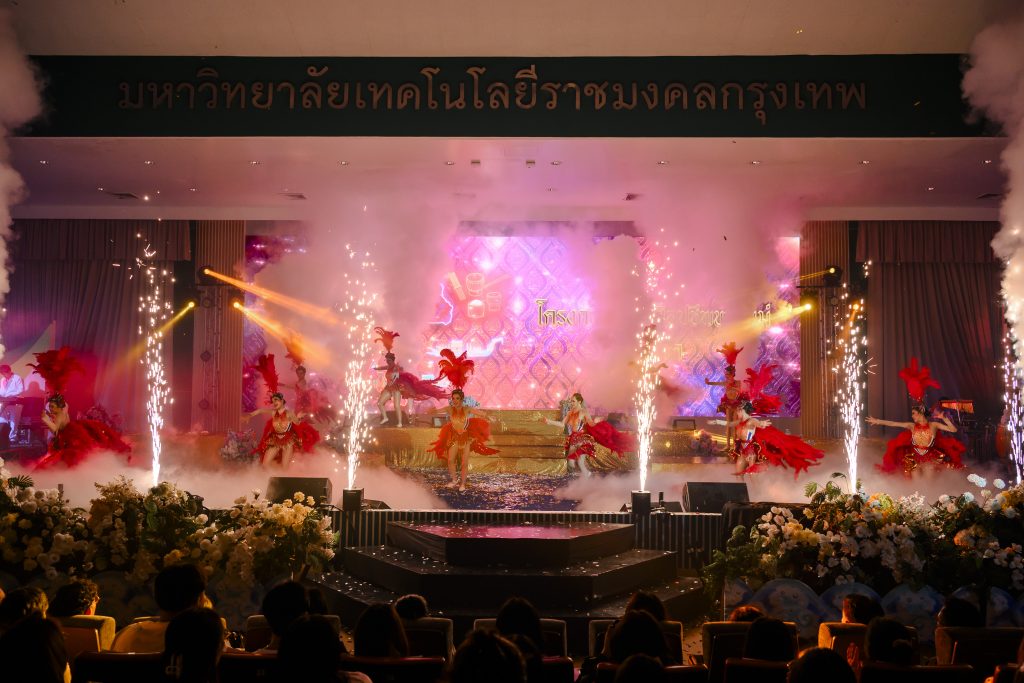 ประมวลภาพ การแข่งขันวงดนตรีลูกทุ่งดาวรุ่งเมืองกรุง ครั้งที่ 4 ชิงถ้วยพระราชทาน พระบาทสมเด็จพระเจ้าอยู่หัว และ สมเด็จพระนางเจ้าสุทิดา พัชรสุธาพิมลลักษณ พระบรมราชินี
