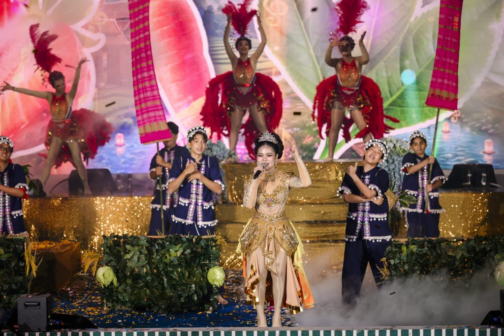 ประมวลภาพ การแข่งขันวงดนตรีลูกทุ่งดาวรุ่งเมืองกรุง ครั้งที่ 4 ชิงถ้วยพระราชทาน พระบาทสมเด็จพระเจ้าอยู่หัว และ สมเด็จพระนางเจ้าสุทิดา พัชรสุธาพิมลลักษณ พระบรมราชินี