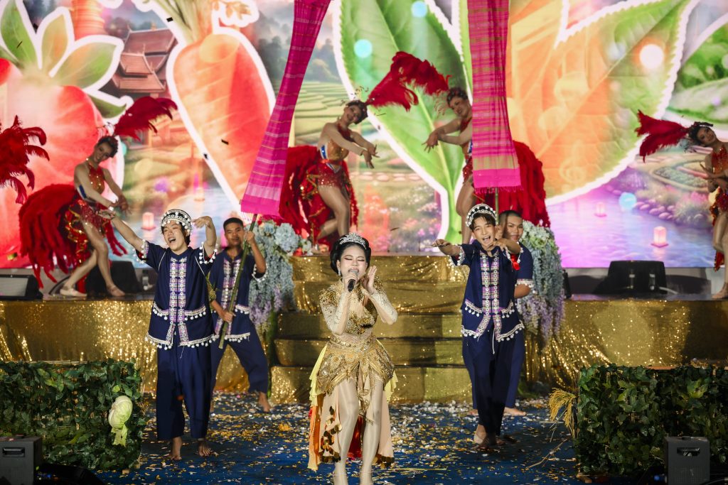 ประมวลภาพ การแข่งขันวงดนตรีลูกทุ่งดาวรุ่งเมืองกรุง ครั้งที่ 4 ชิงถ้วยพระราชทาน พระบาทสมเด็จพระเจ้าอยู่หัว และ สมเด็จพระนางเจ้าสุทิดา พัชรสุธาพิมลลักษณ พระบรมราชินี