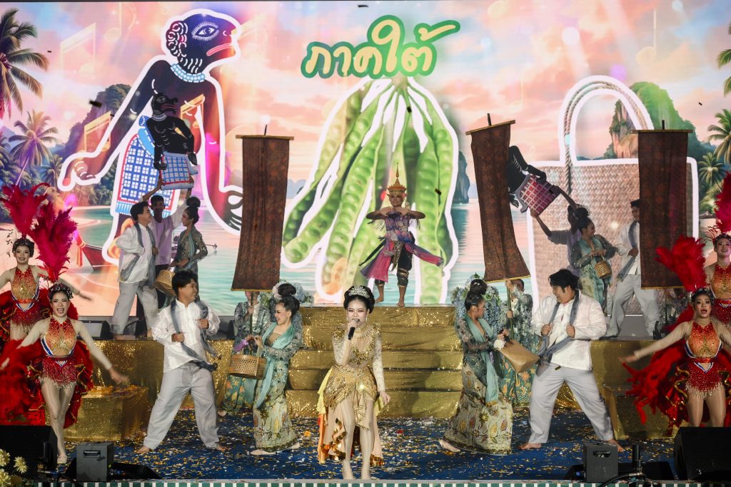 ประมวลภาพ การแข่งขันวงดนตรีลูกทุ่งดาวรุ่งเมืองกรุง ครั้งที่ 4 ชิงถ้วยพระราชทาน พระบาทสมเด็จพระเจ้าอยู่หัว และ สมเด็จพระนางเจ้าสุทิดา พัชรสุธาพิมลลักษณ พระบรมราชินี