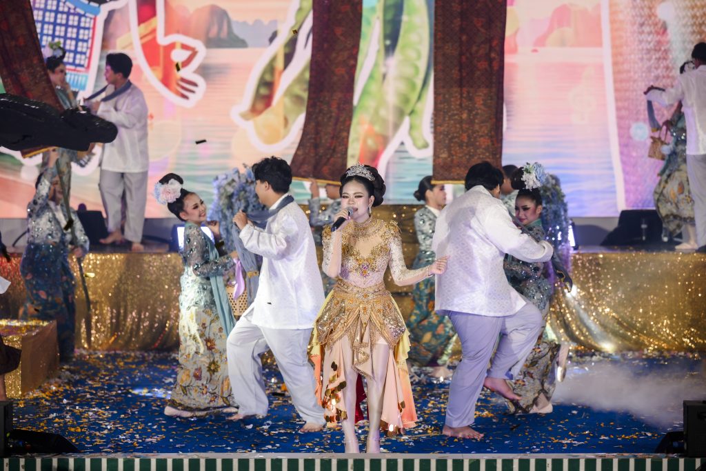 ประมวลภาพ การแข่งขันวงดนตรีลูกทุ่งดาวรุ่งเมืองกรุง ครั้งที่ 4 ชิงถ้วยพระราชทาน พระบาทสมเด็จพระเจ้าอยู่หัว และ สมเด็จพระนางเจ้าสุทิดา พัชรสุธาพิมลลักษณ พระบรมราชินี