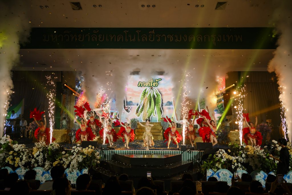 ประมวลภาพ การแข่งขันวงดนตรีลูกทุ่งดาวรุ่งเมืองกรุง ครั้งที่ 4 ชิงถ้วยพระราชทาน พระบาทสมเด็จพระเจ้าอยู่หัว และ สมเด็จพระนางเจ้าสุทิดา พัชรสุธาพิมลลักษณ พระบรมราชินี
