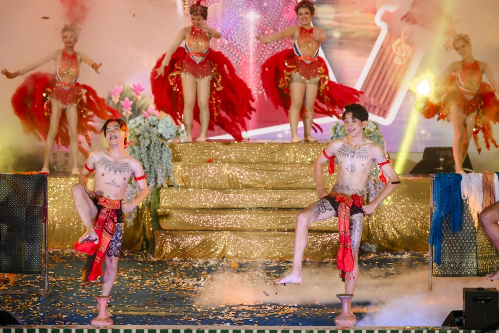 ประมวลภาพ การแข่งขันวงดนตรีลูกทุ่งดาวรุ่งเมืองกรุง ครั้งที่ 4 ชิงถ้วยพระราชทาน พระบาทสมเด็จพระเจ้าอยู่หัว และ สมเด็จพระนางเจ้าสุทิดา พัชรสุธาพิมลลักษณ พระบรมราชินี