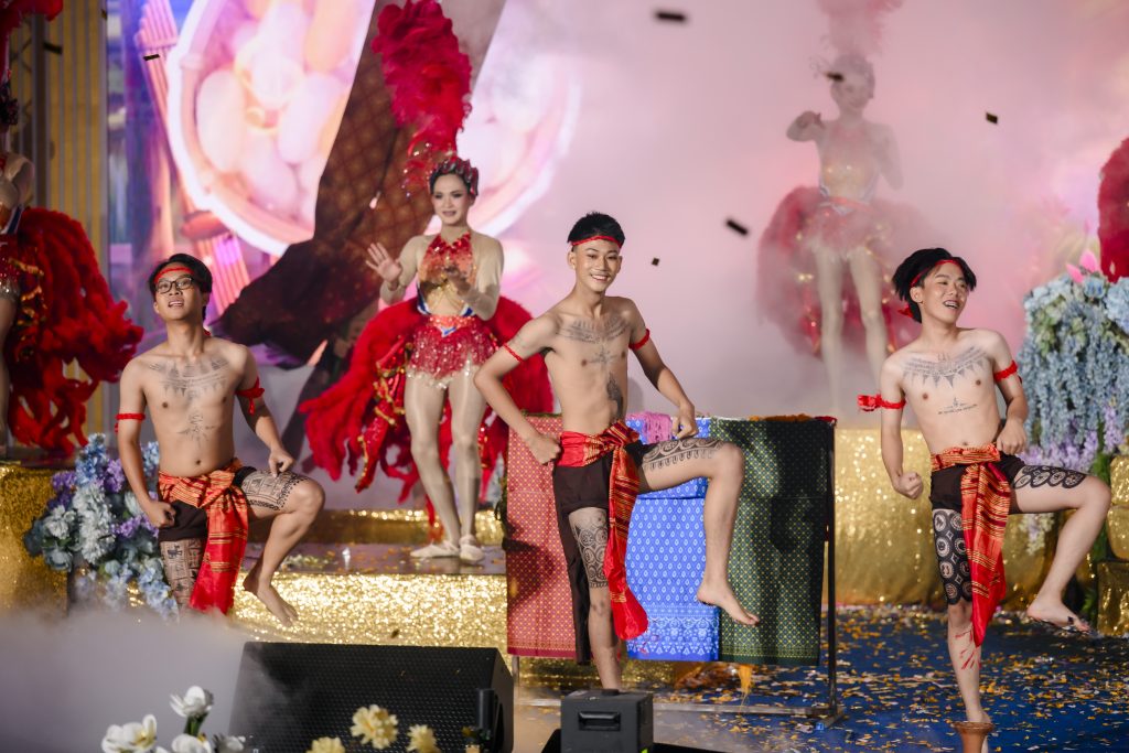 ประมวลภาพ การแข่งขันวงดนตรีลูกทุ่งดาวรุ่งเมืองกรุง ครั้งที่ 4 ชิงถ้วยพระราชทาน พระบาทสมเด็จพระเจ้าอยู่หัว และ สมเด็จพระนางเจ้าสุทิดา พัชรสุธาพิมลลักษณ พระบรมราชินี