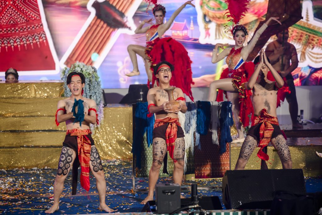 ประมวลภาพ การแข่งขันวงดนตรีลูกทุ่งดาวรุ่งเมืองกรุง ครั้งที่ 4 ชิงถ้วยพระราชทาน พระบาทสมเด็จพระเจ้าอยู่หัว และ สมเด็จพระนางเจ้าสุทิดา พัชรสุธาพิมลลักษณ พระบรมราชินี