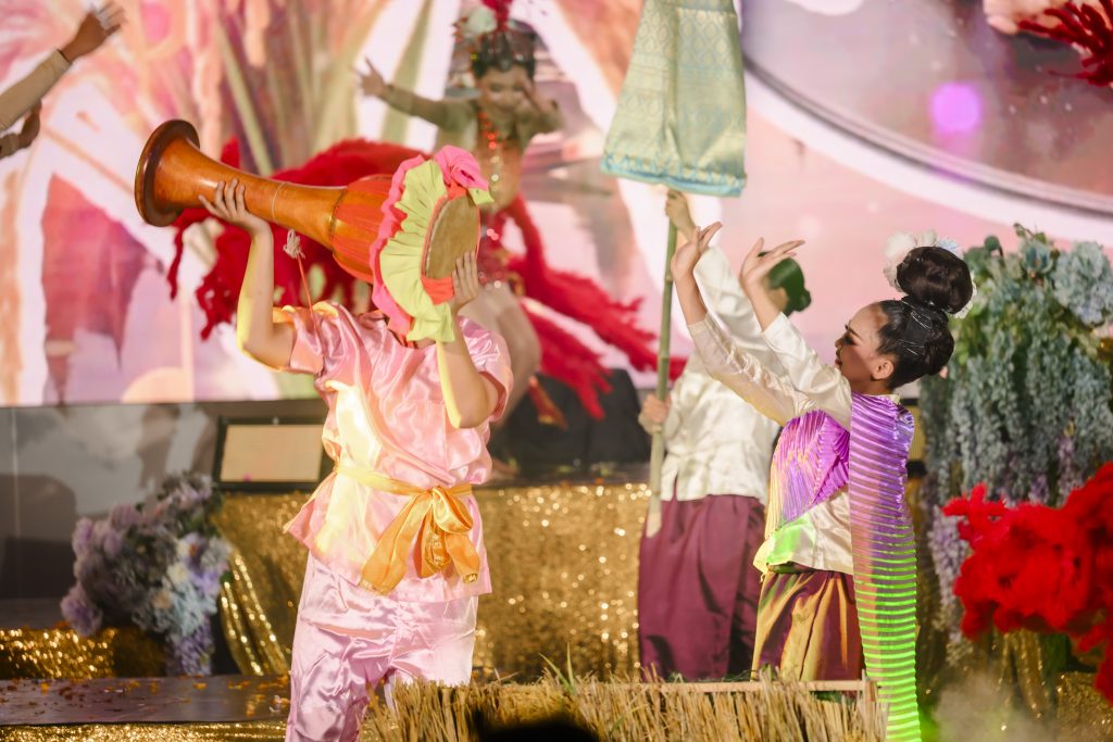 ประมวลภาพ การแข่งขันวงดนตรีลูกทุ่งดาวรุ่งเมืองกรุง ครั้งที่ 4 ชิงถ้วยพระราชทาน พระบาทสมเด็จพระเจ้าอยู่หัว และ สมเด็จพระนางเจ้าสุทิดา พัชรสุธาพิมลลักษณ พระบรมราชินี