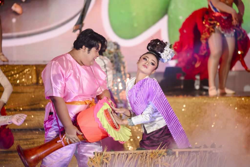 ประมวลภาพ การแข่งขันวงดนตรีลูกทุ่งดาวรุ่งเมืองกรุง ครั้งที่ 4 ชิงถ้วยพระราชทาน พระบาทสมเด็จพระเจ้าอยู่หัว และ สมเด็จพระนางเจ้าสุทิดา พัชรสุธาพิมลลักษณ พระบรมราชินี