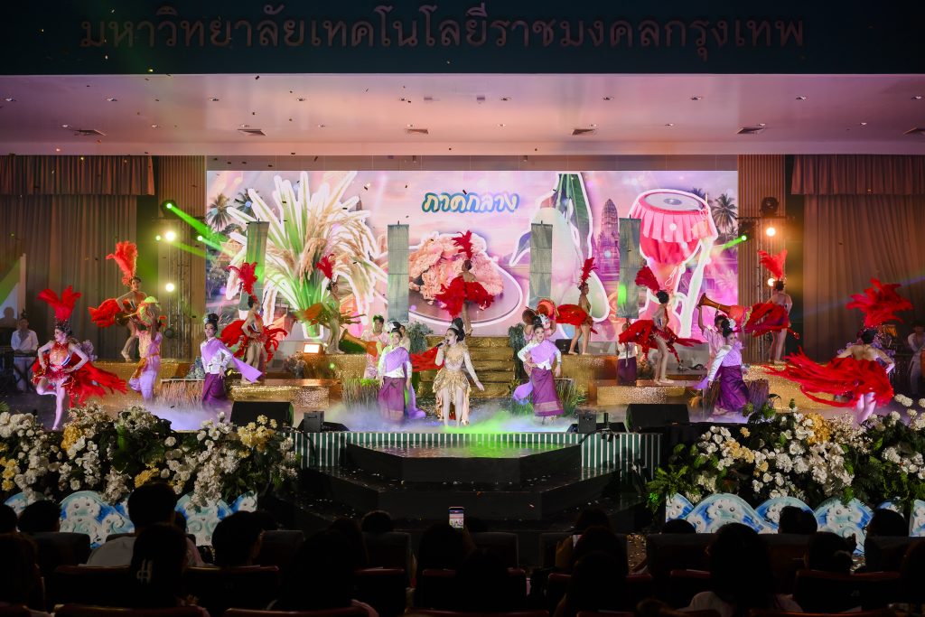 ประมวลภาพ การแข่งขันวงดนตรีลูกทุ่งดาวรุ่งเมืองกรุง ครั้งที่ 4 ชิงถ้วยพระราชทาน พระบาทสมเด็จพระเจ้าอยู่หัว และ สมเด็จพระนางเจ้าสุทิดา พัชรสุธาพิมลลักษณ พระบรมราชินี
