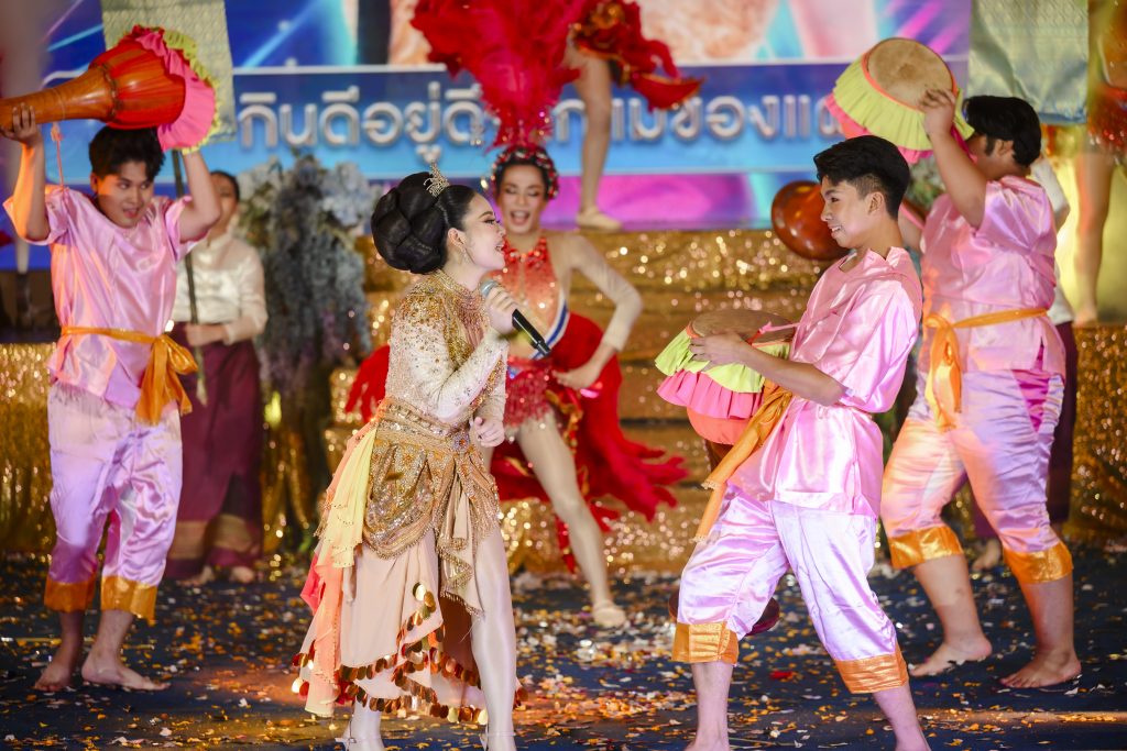 ประมวลภาพ การแข่งขันวงดนตรีลูกทุ่งดาวรุ่งเมืองกรุง ครั้งที่ 4 ชิงถ้วยพระราชทาน พระบาทสมเด็จพระเจ้าอยู่หัว และ สมเด็จพระนางเจ้าสุทิดา พัชรสุธาพิมลลักษณ พระบรมราชินี