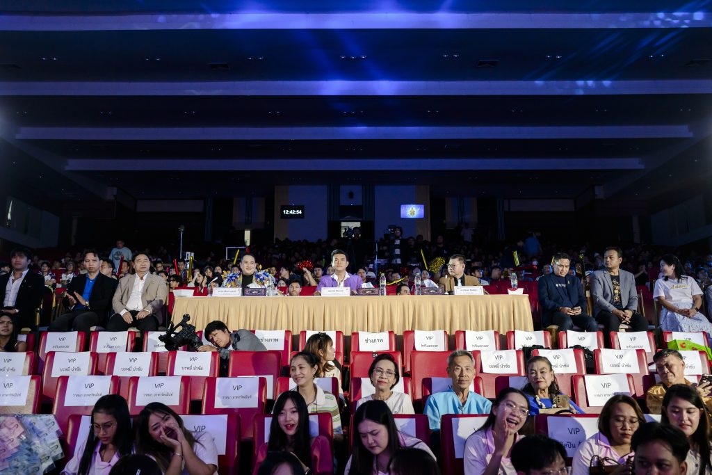 ประมวลภาพ การแข่งขันวงดนตรีลูกทุ่งดาวรุ่งเมืองกรุง ครั้งที่ 4 ชิงถ้วยพระราชทาน พระบาทสมเด็จพระเจ้าอยู่หัว และ สมเด็จพระนางเจ้าสุทิดา พัชรสุธาพิมลลักษณ พระบรมราชินี