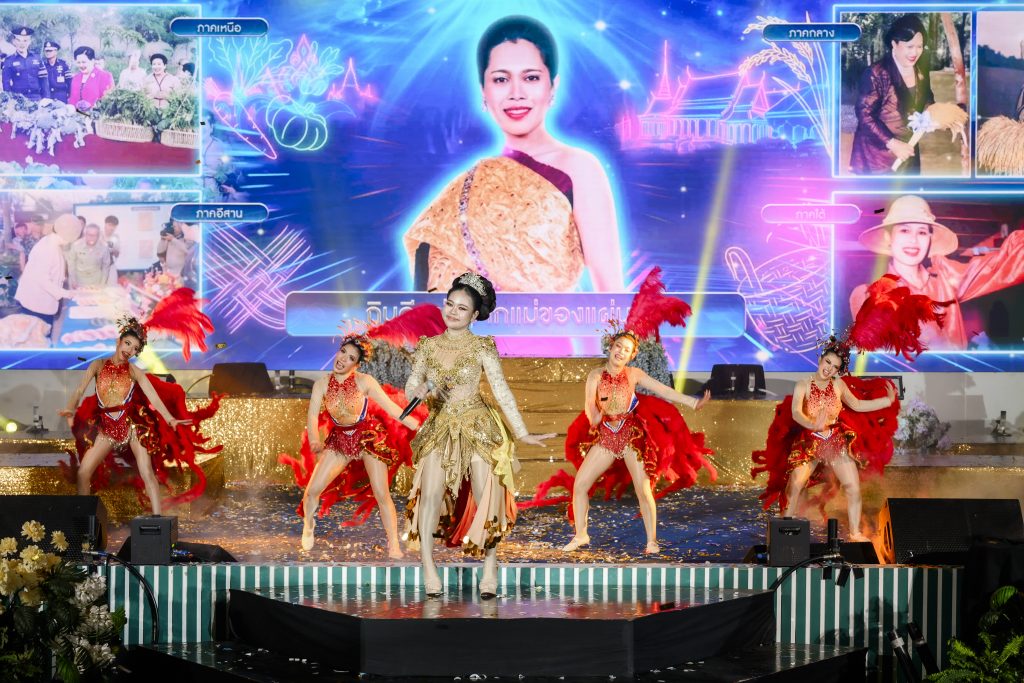 ประมวลภาพ การแข่งขันวงดนตรีลูกทุ่งดาวรุ่งเมืองกรุง ครั้งที่ 4 ชิงถ้วยพระราชทาน พระบาทสมเด็จพระเจ้าอยู่หัว และ สมเด็จพระนางเจ้าสุทิดา พัชรสุธาพิมลลักษณ พระบรมราชินี