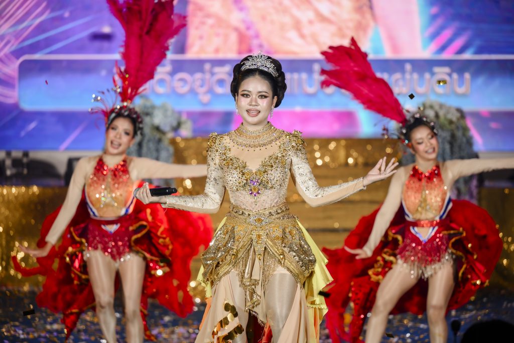 ประมวลภาพ การแข่งขันวงดนตรีลูกทุ่งดาวรุ่งเมืองกรุง ครั้งที่ 4 ชิงถ้วยพระราชทาน พระบาทสมเด็จพระเจ้าอยู่หัว และ สมเด็จพระนางเจ้าสุทิดา พัชรสุธาพิมลลักษณ พระบรมราชินี